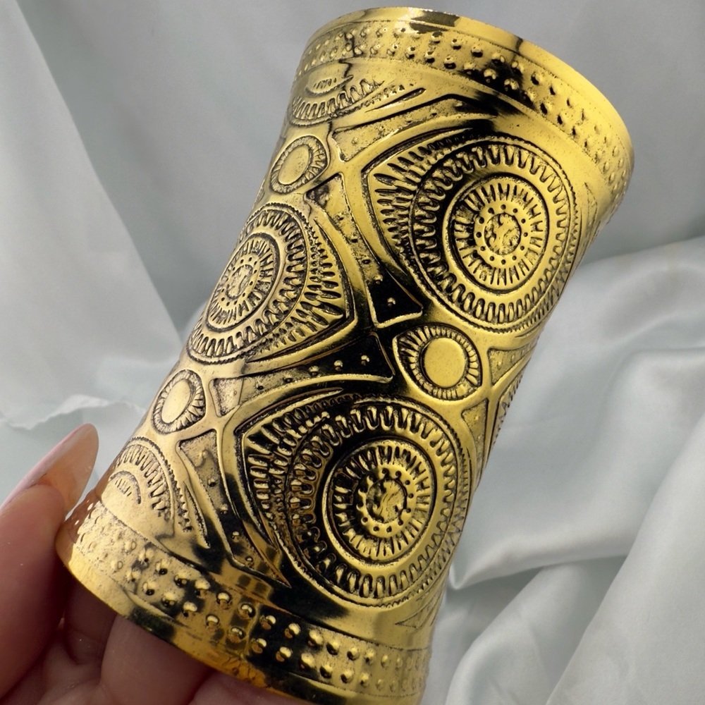 Vintage classic Cleopatra Style Cuff Gold Textured Vase - Picture 4 of 9